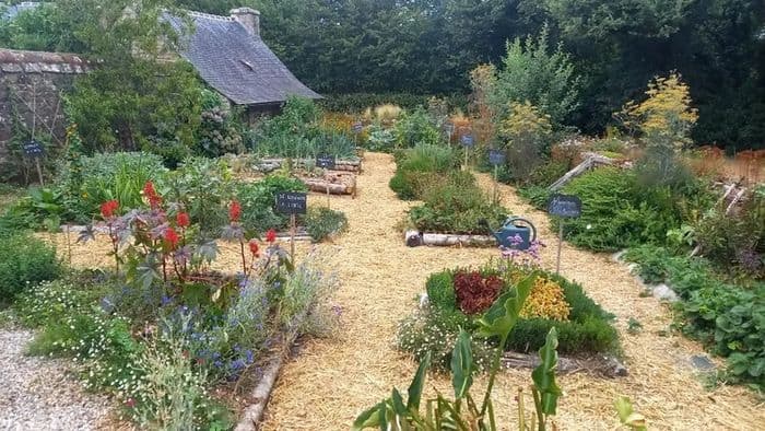 Exposition dans la chapelle et jardin au Manoir de Kermain · photo 1