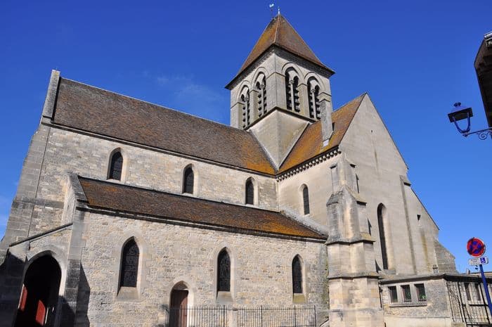 Découvrez une église bâtie sur les traces d’une cathédrale. · photo 1