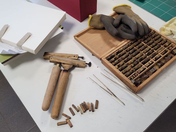 Atelier création d'un marque-page en cuir avec dorure · photo 1