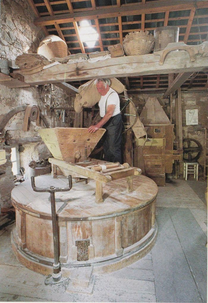 Visite guidée, exposition de vieux outils et d'anciens tracteurs, bal trad au moulin de la Presle · photo 1