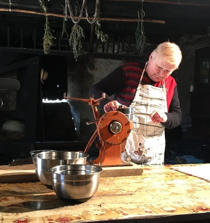 Fabrication de crème avec l'écrémeuse traditionnelle et fabrication du beurre à la main. · photo 1