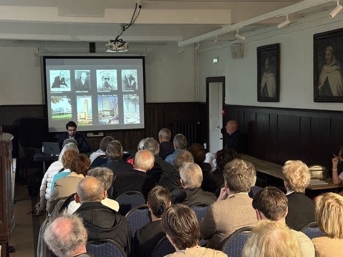 Conférence « Les vitraux de Manessier à l'Eglise du Saint-Sépulcre  
d'Abbeville : comme une cosmogonie » par Jean-Franç · photo 1