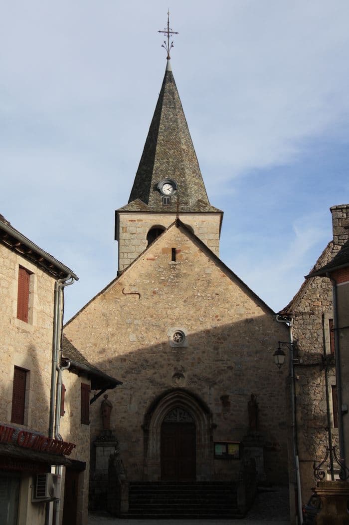 Balade libre à Sénergues : étape 2 dans une église du XVIe siècle aux vitraux remarquables ! · photo 1