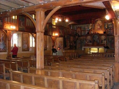 Visite d'une chapelle : véritable chef-d’œuvre de travail du bois et de la peinture · photo 1