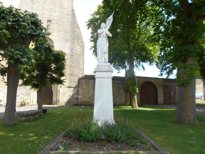 Parcours découverte du petit patrimoine en autonomie dans le bourg sur les traces de Jeanne d'Arc · photo 1