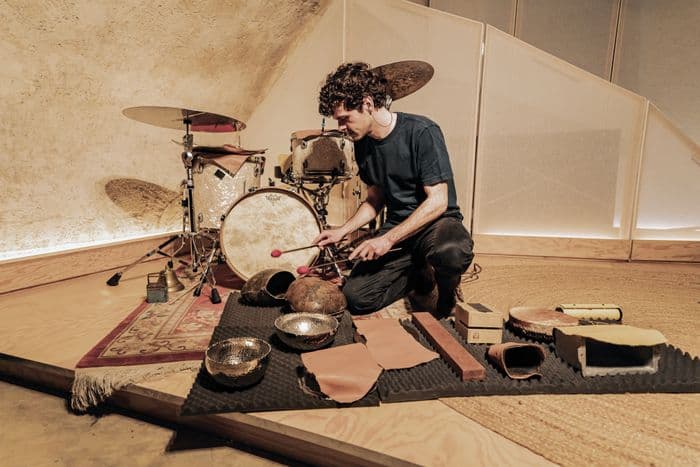 Performance du percussionniste, performeur et artiste visuel Charles Dubois. · photo 1