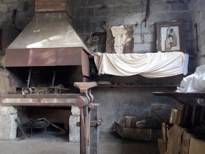 Visite exceptionnelle de la forge + de l'exposition d'oeuvres réalisées à partir de papiers peints du XIXe et XXe siècle · photo 1