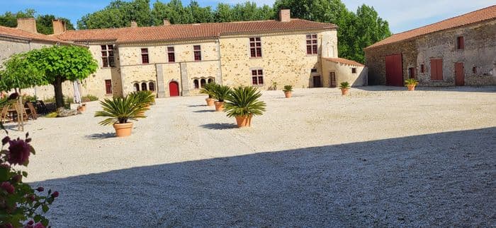 Visite commentée de la cour intérieure ainsi que de la chapelle  du logis du Gué (lieu-dit le Guy) 85150 Sainte Flaive d · photo 1
