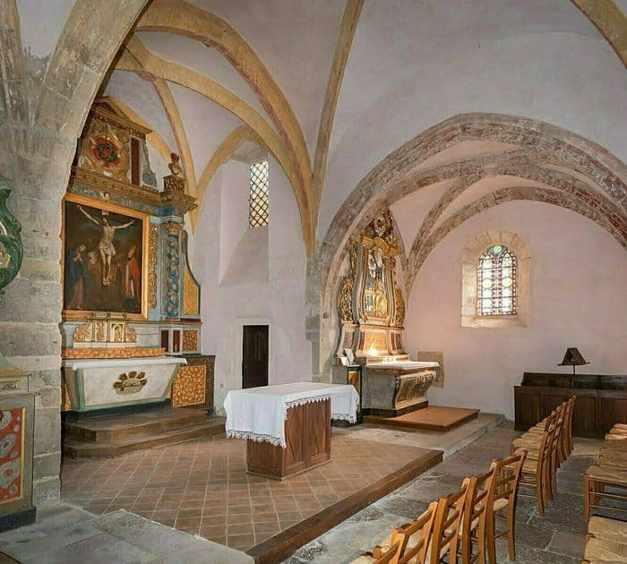 Visitez la petite église communale de Saint-Amans-de-Varès et découvrez son riche mobilier · photo 1