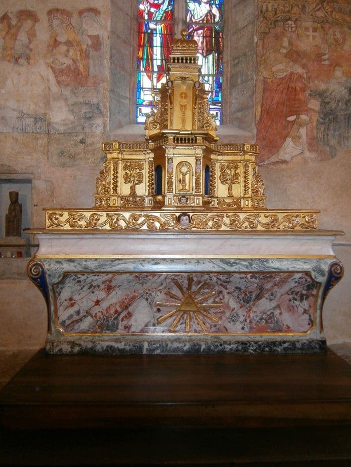 Découvrez l'église restaurée, son retable et ses remarquables fresques · photo 1