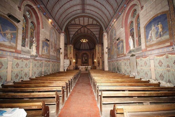 Visite libre d'une église singulière et surprenante · photo 1