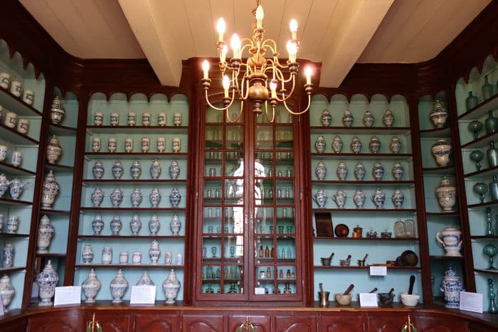 Visite de l’apothicairerie de l’ancien hôpital Saint-Antoine : une pharmacie d’époque à découvrir. · photo 1