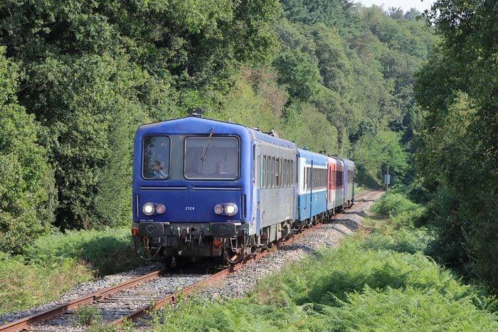 Découverte de l'association des Chemins de Fer du Centre-Bretagne et voyage à bord d'autorail des années 80 · photo 1