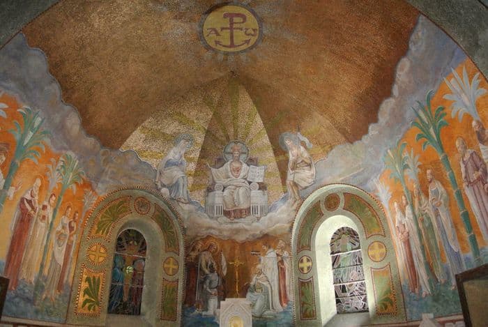 Découvrez une église du XXème siècle de style néo-roman et ses fresques · photo 1