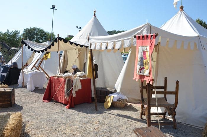 Campement et animations médiévales par les médiévales roquebrunoises et le clan des bannis, à Roquebrune-sur-Argens · photo 1