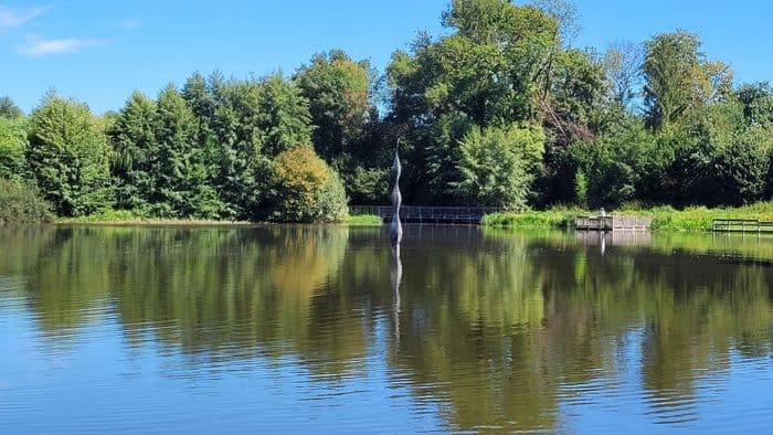 Sculpture géante sur le plan d’eau de Frans · photo 1