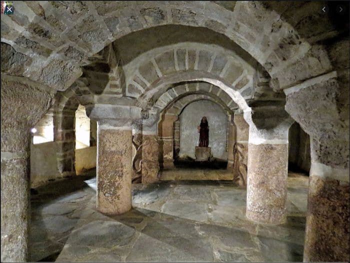 Découvrez la Crypte dans l'église Saint-Mélar · photo 1
