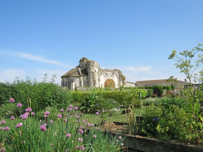 Visite libre de l'abbaye de Trizay · photo 1